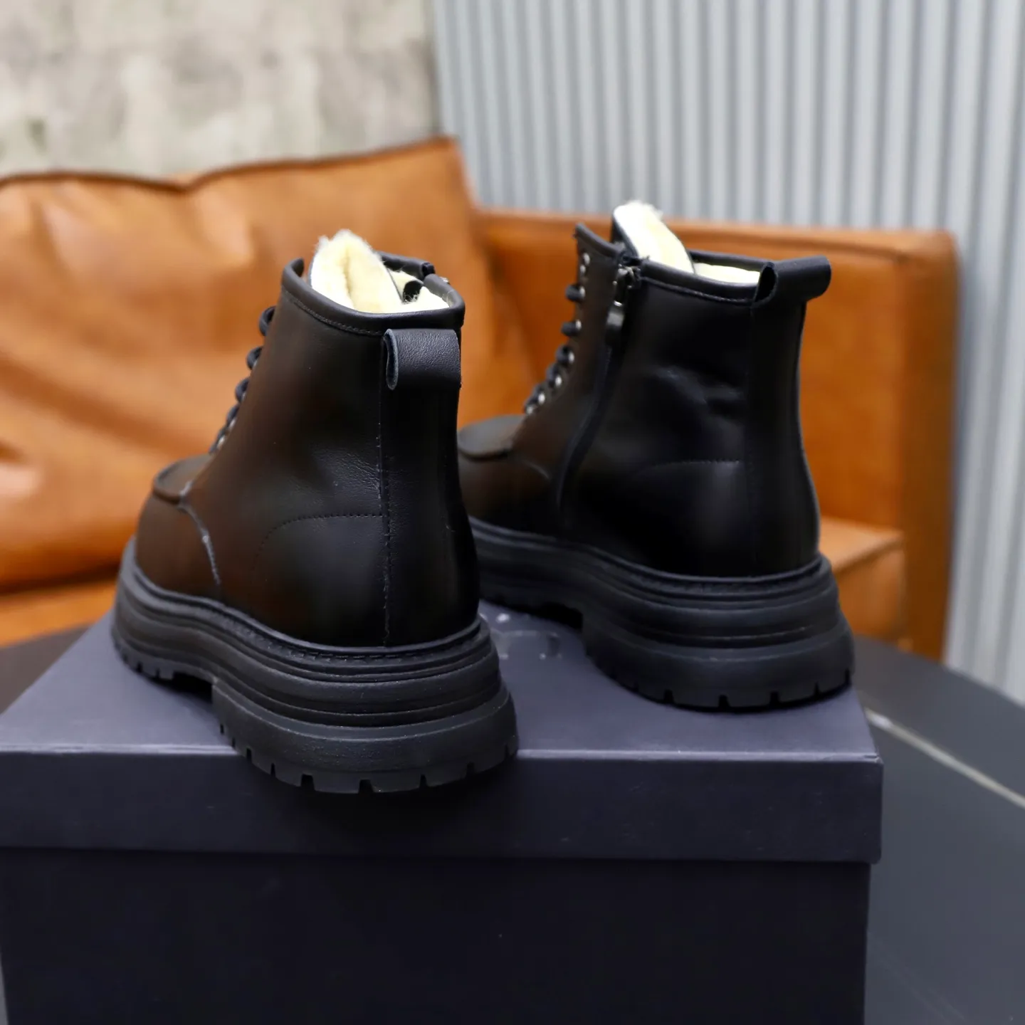 Ex-factory price: 680💰Thick wool imported from Australia Brand: UGG genuine purchasing agent Size: 38-44 (customized in 45) Grade: Official website 1:1 Material: First-layer genuine leather waterproof and antifreeze upper Real wool lining Original non-slip Soft wear-resistant outsole Style category: Men's casual shoes Trendy style Comfortable on the feet Color: Official website color synchronization